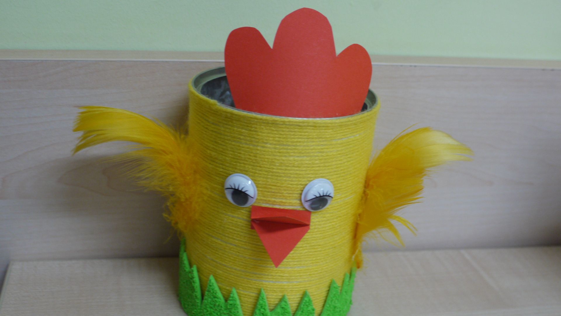 Kurczak wielkanocny - pojemnik dekoracyjny z puszki aluminiowej i żółtej włóczki. Autor: Justyna K.