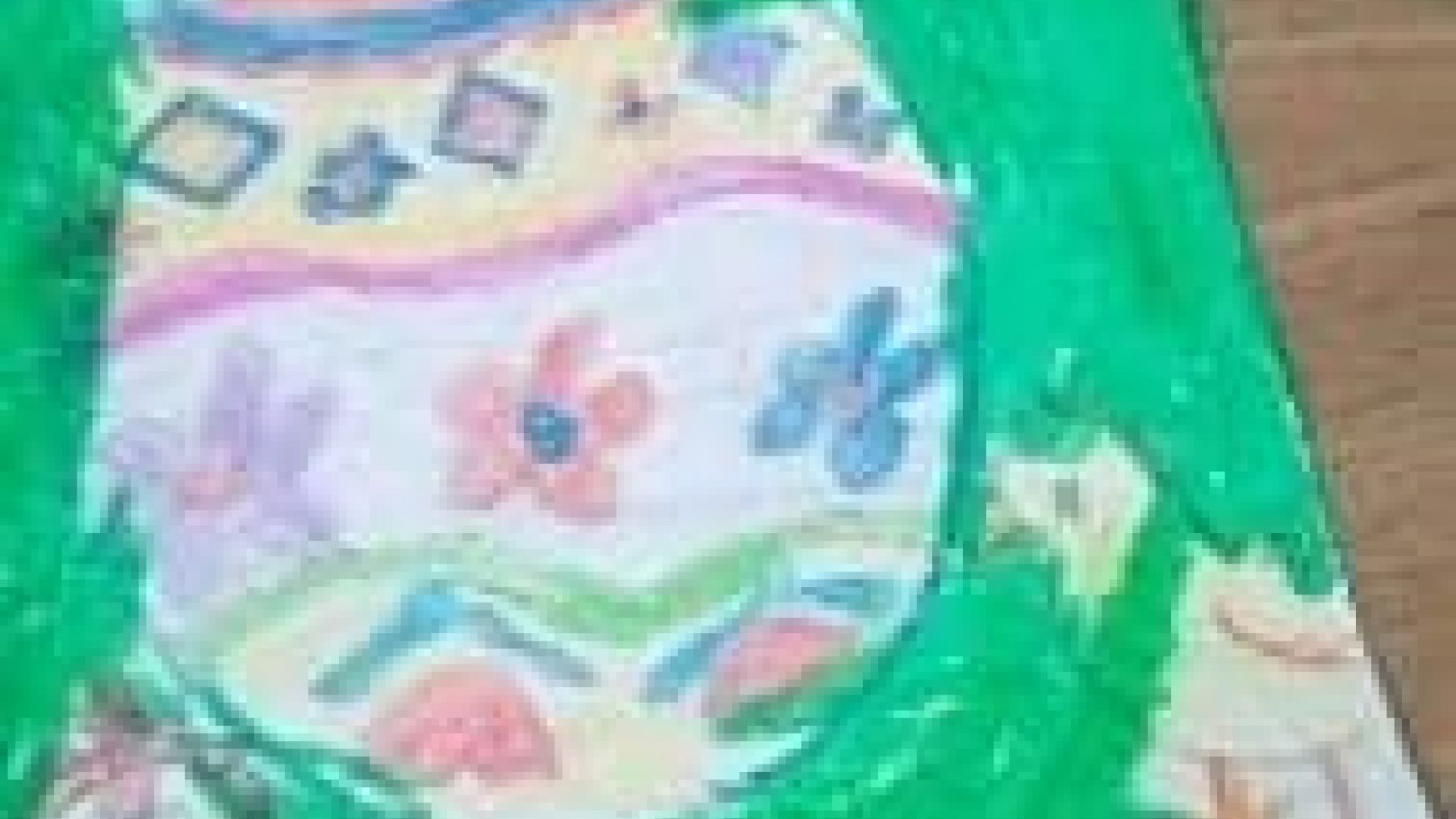 Kartka wielkanocna z dużą kolorową pisaną, kurczaczkiem i koszykiem wielkanocnym. Autor: Zuzanna M. 