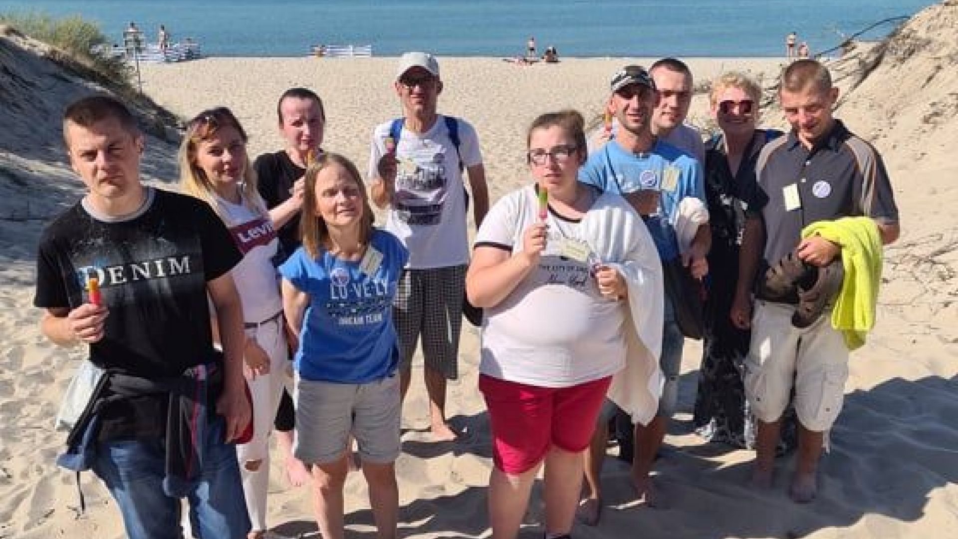 Uczestnicy z terapeutami na plaży w Łazach w czasie przerwy w warsztatach