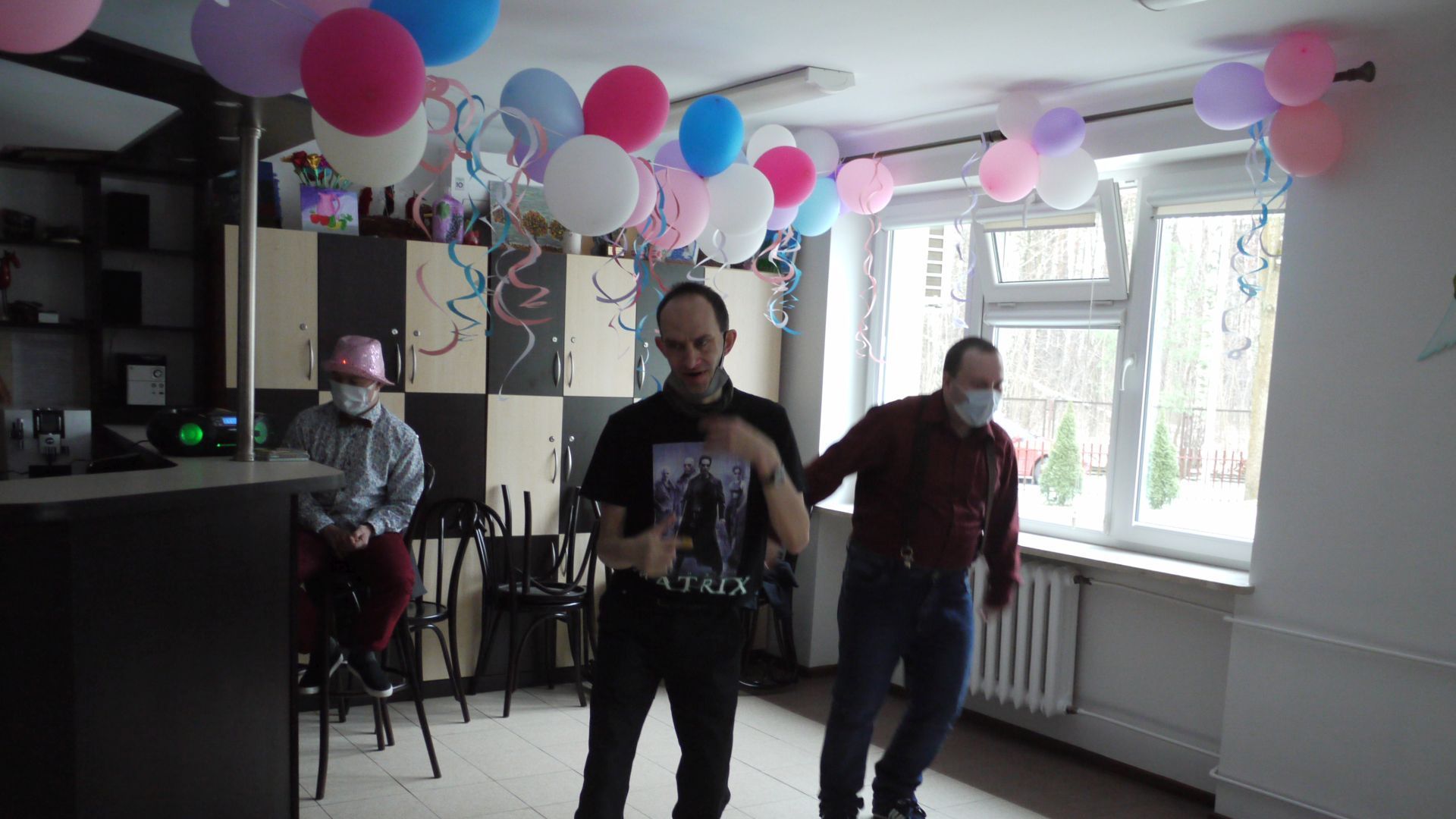 Paweł W. i Kamil Z. tańczą, obok przy barze w art.-kawiarni siedzi Mateusz K.