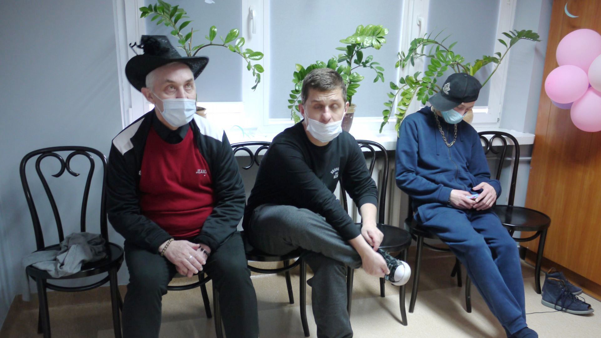 Tadeusz A., Damian S. i Maciej A. odpoczywają siedząc na krzesłach.