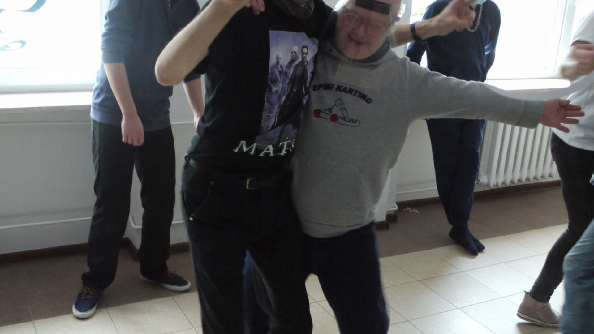 Paweł W. i Mateusz Ł. pozujący do zdjęcia w koleżeńskim objęciu. 