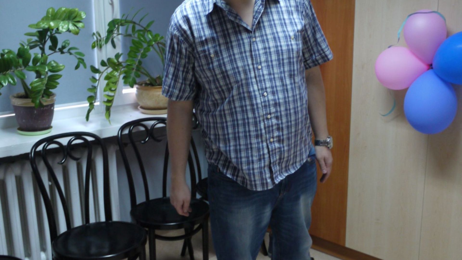 Paweł K. z uśmiechem pozuje do zdjęcia.