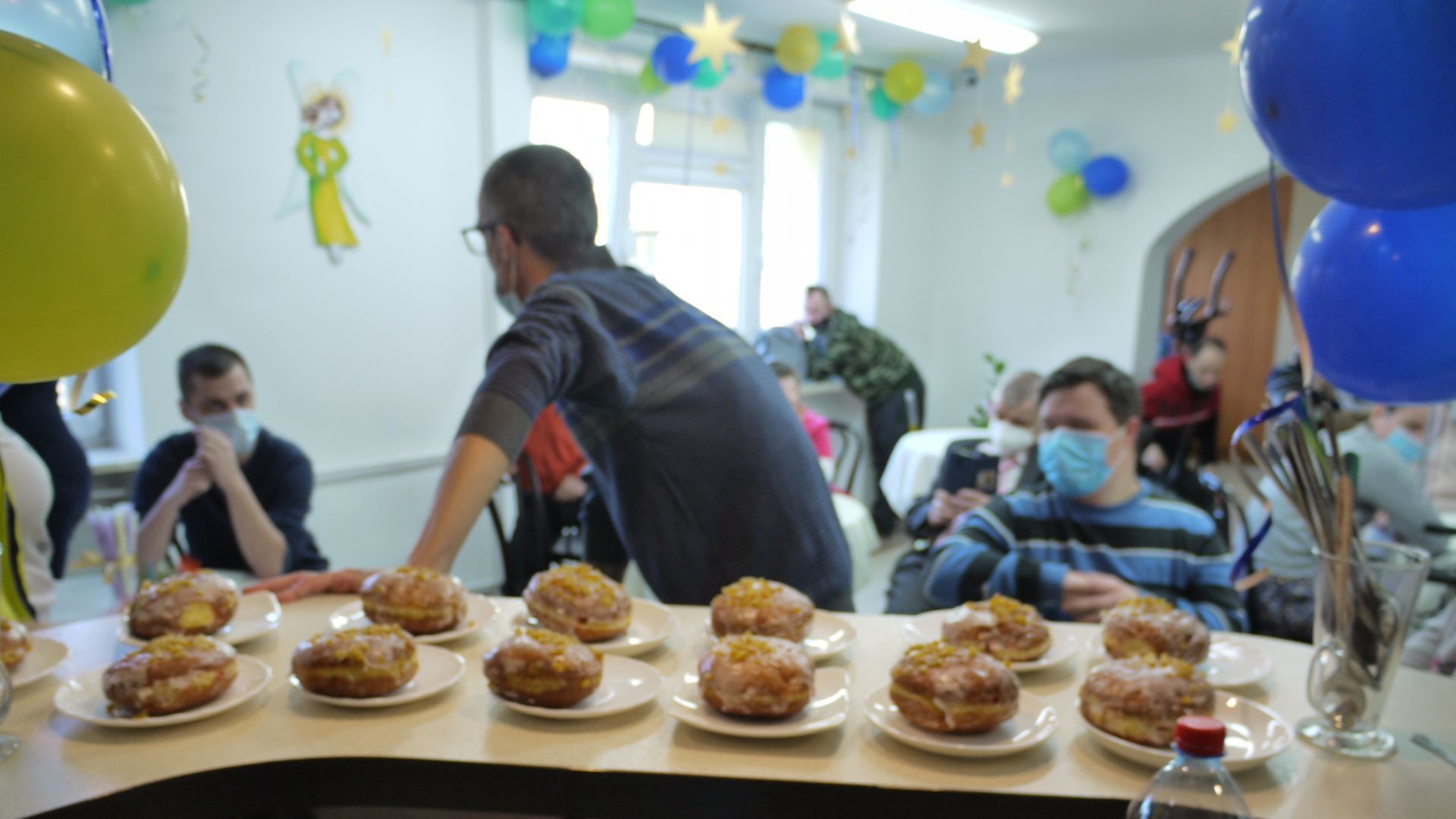 Pączki na talerzykach z okazji tłustego czwartku.