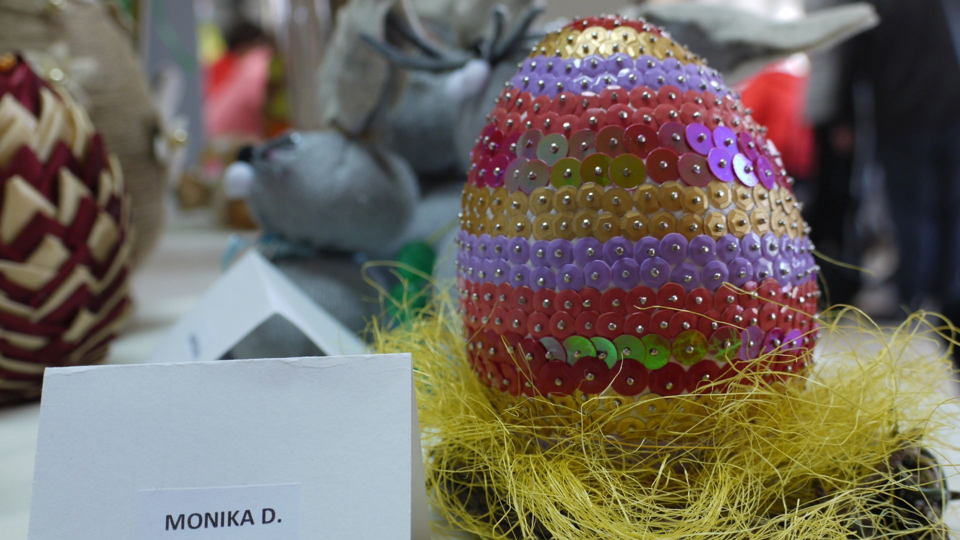 Pisanka wielkanocna ozdobiona kolorowymi cekinami - II miejsce w konkursie, autor Monika D.