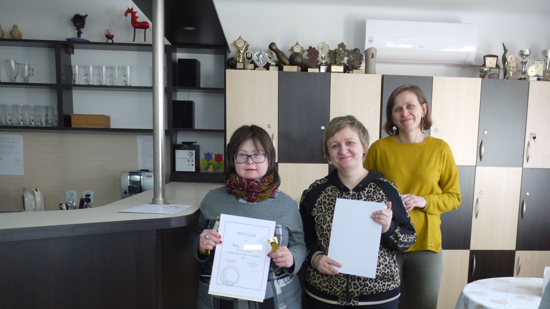 Anna M. odbierająca dyplom i słodki upominek za udział w konkursie.