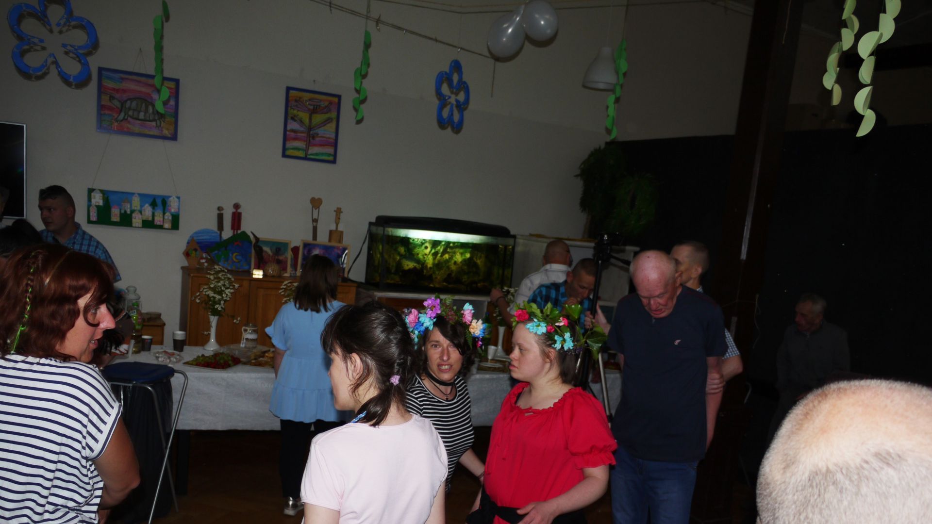Uczestniczki tańczące podczas imprezy.