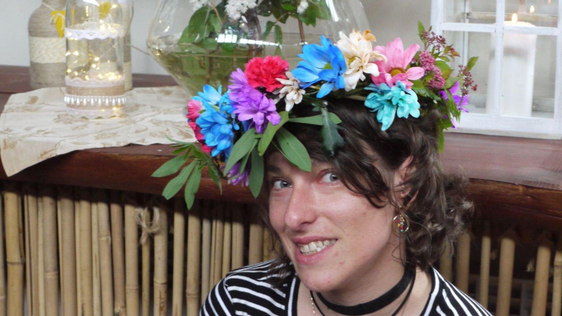 Justyna K. w wianku z kwiatów na głowie.