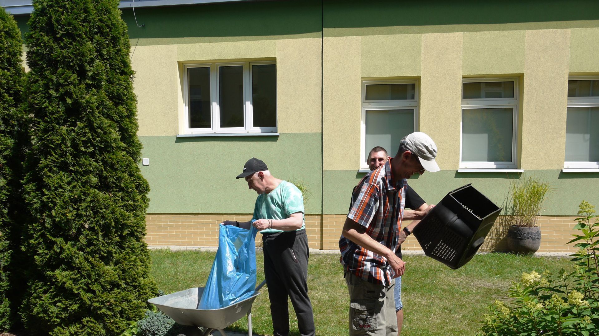 Uczestnicy podczas prac w ogrodzie.