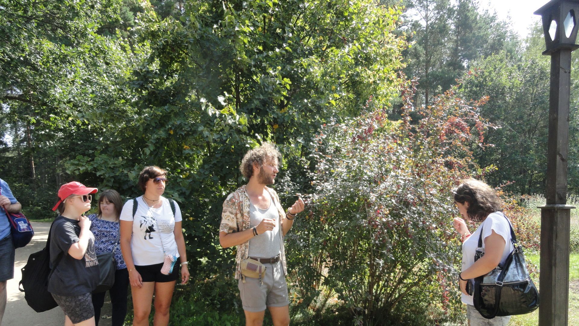 Uczestnicy oglądający roślinność Ogrodu Botanicznego.