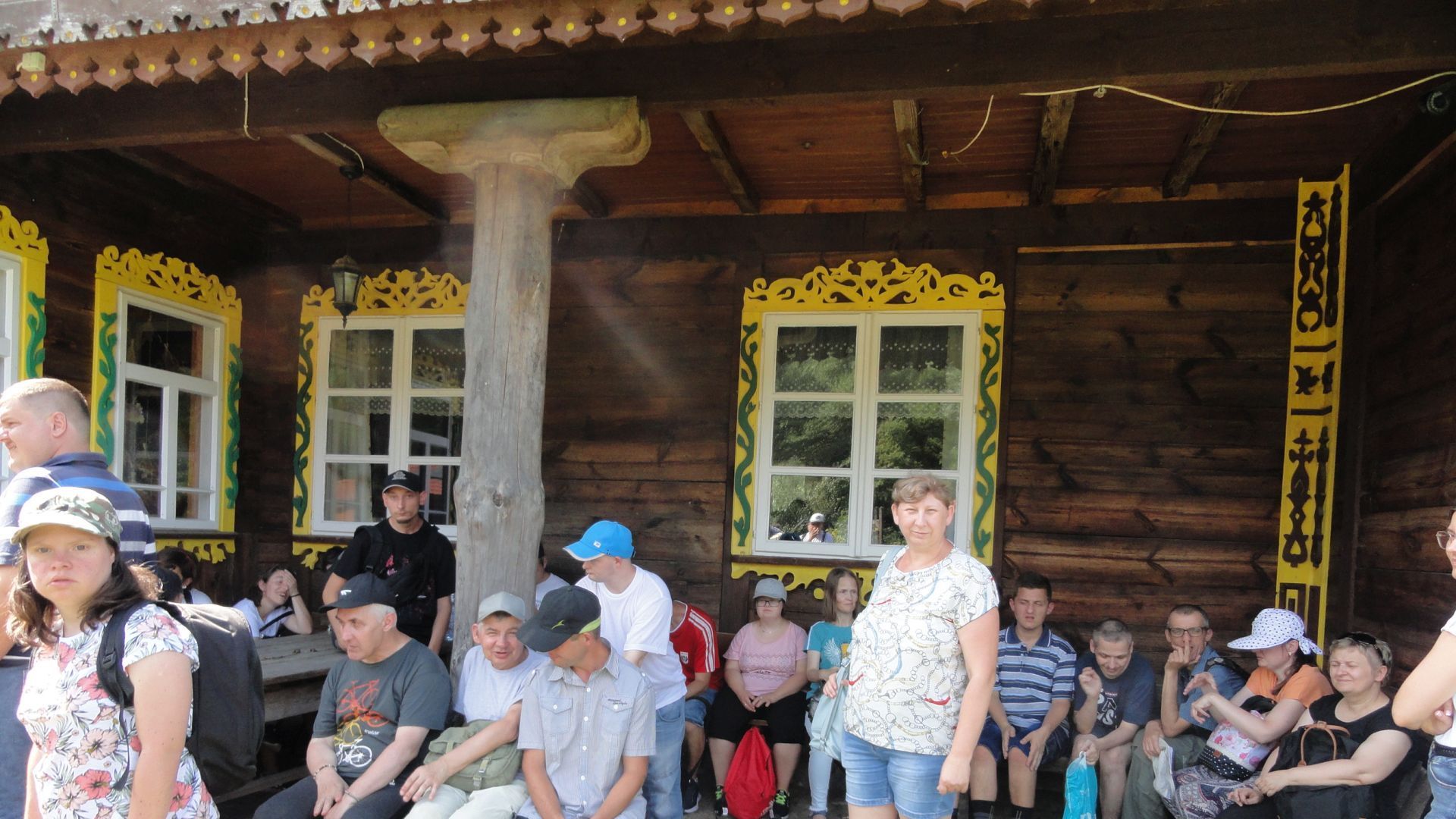 Zdjęcie zbiorowe na tle Karczmy, w której jedliśmy obiad.