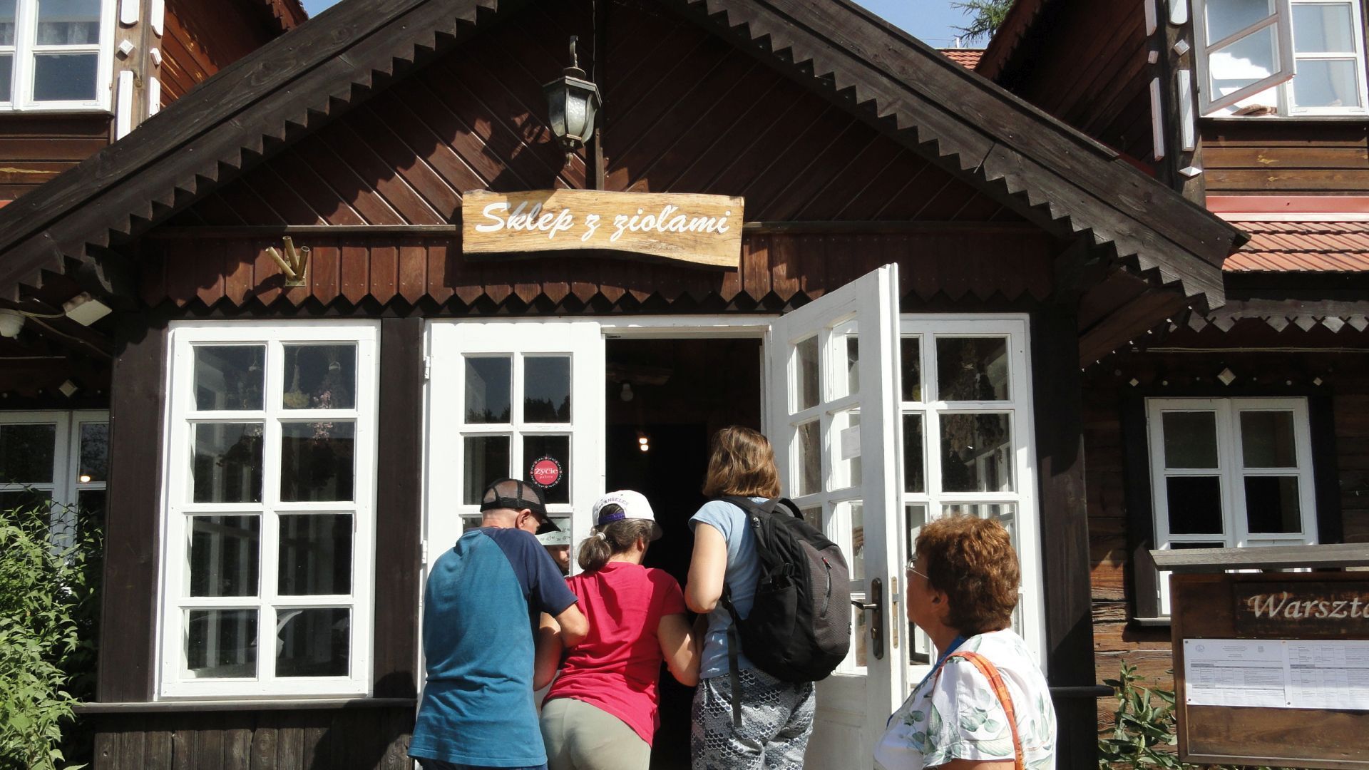 Ewelina B. wraz z terapeutami wchodząca do sklepu z ziołami.