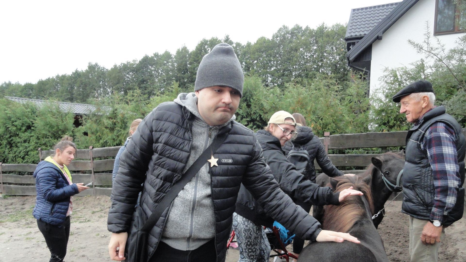Artur D. głaszczący kucyka.