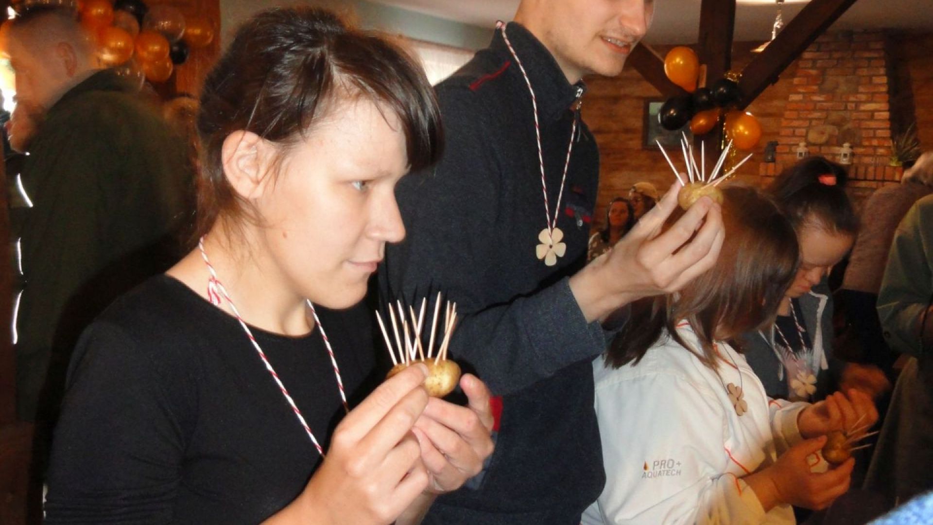 Małgorzata W. i Krzysztof C. ze swoimi jeżykami z ziemniaków.