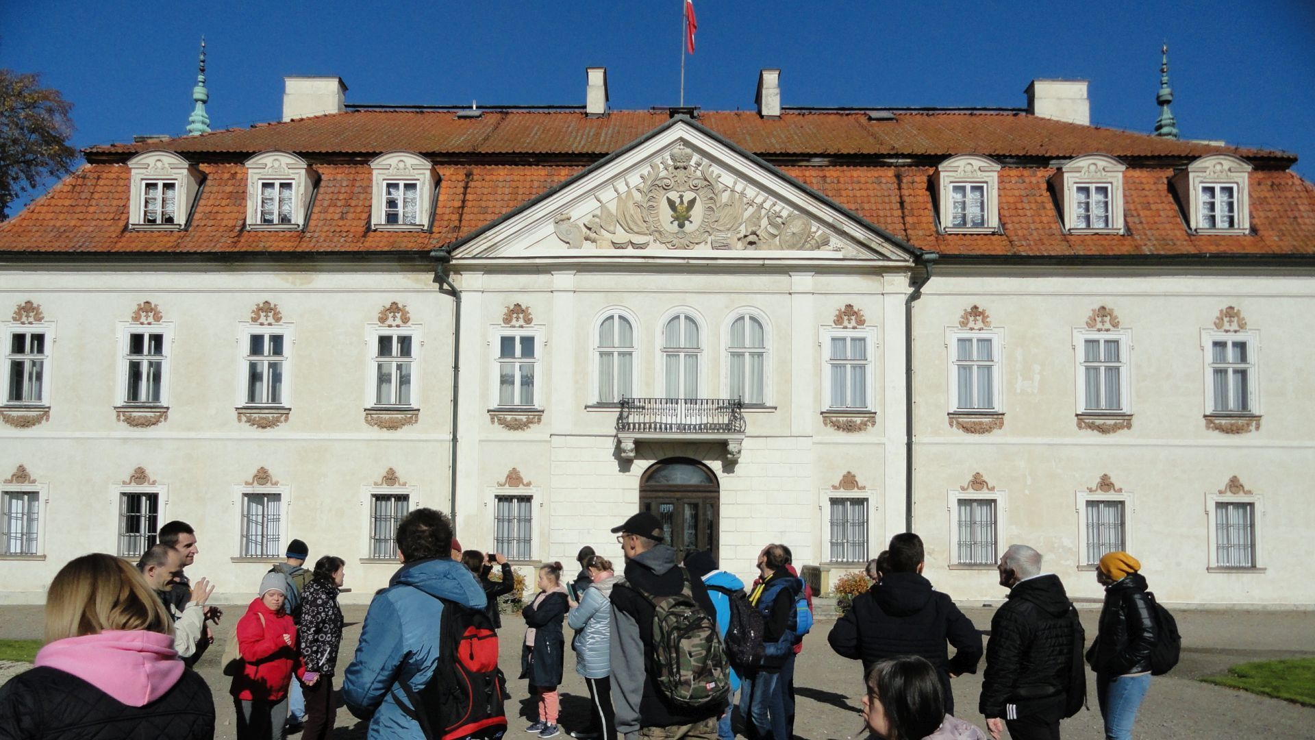 Uczestnicy przy pałacu Radziwiłłów.