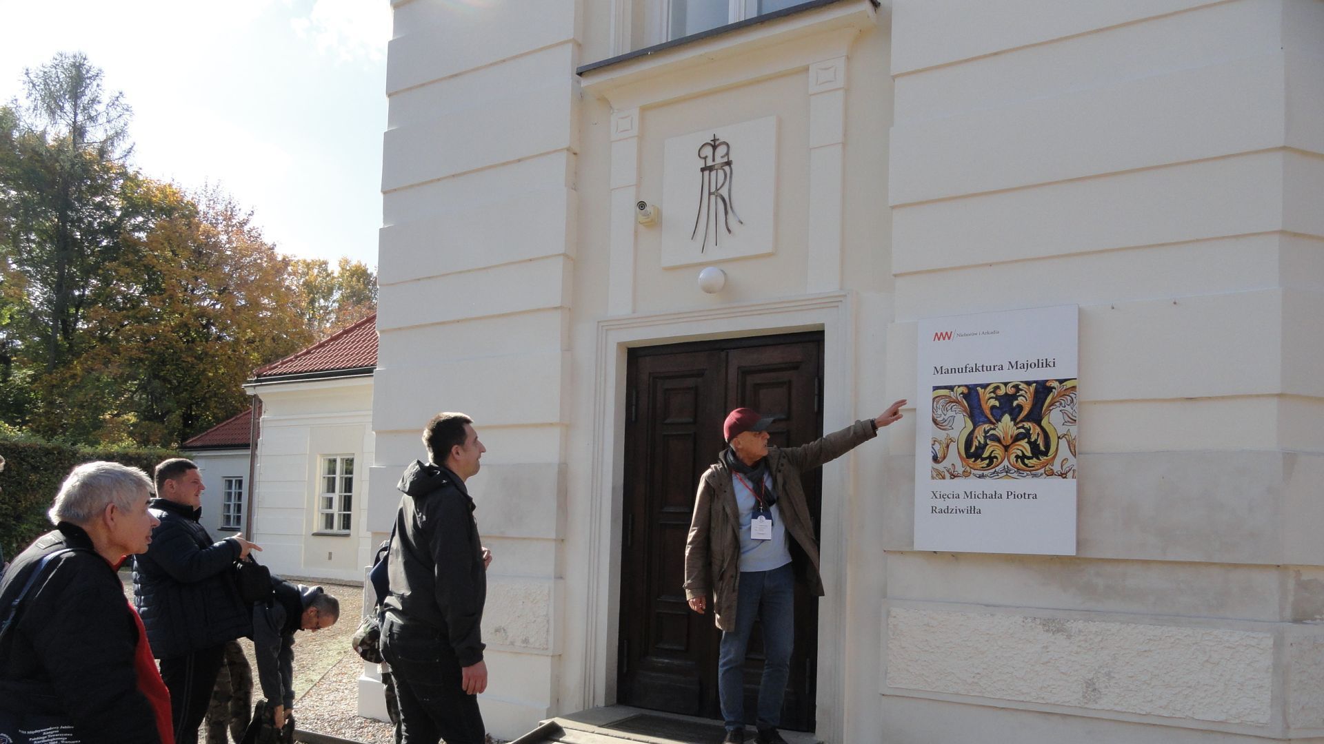 Uczestnicy wraz z przewodnikiem przed wejściem do Manufaktury Majoliki. 