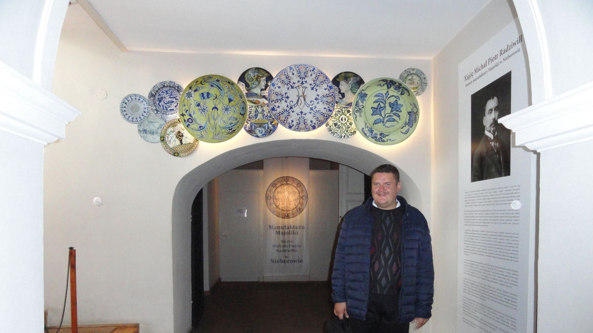 Damian T. w Manufakturze Majoliki.