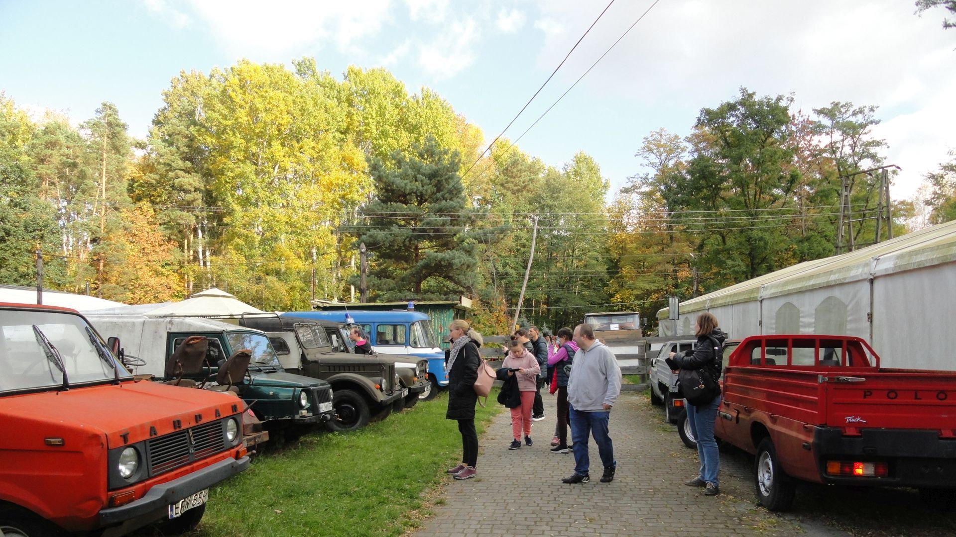 Uczestnicy oglądający stare pojazdy w Muzeum Motoryzacji Motonostalgia.