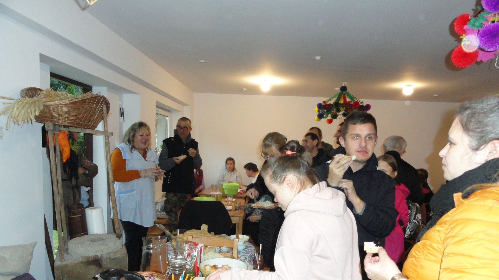 Uczestnicy degustujący wypieki przygotowane podczas warsztatów.