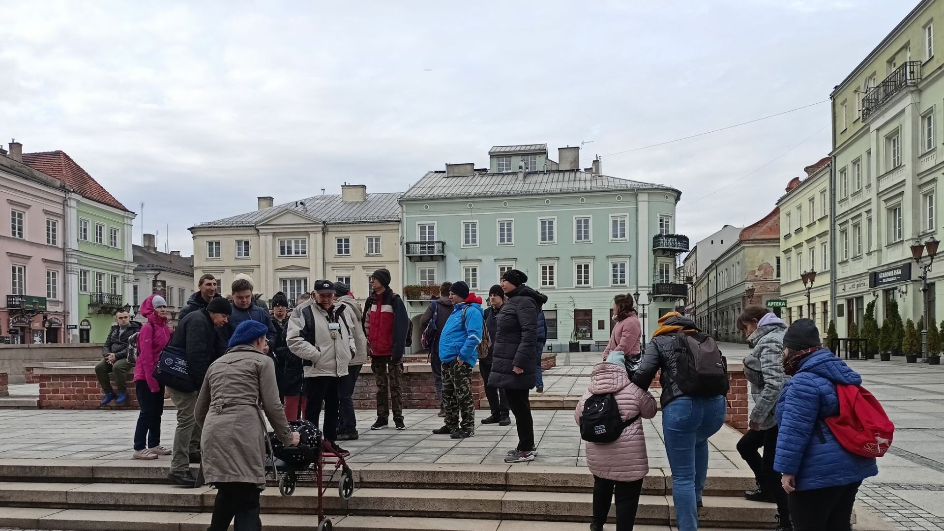 Uczestnicy zwiedzający Piotrków Trybunalski.