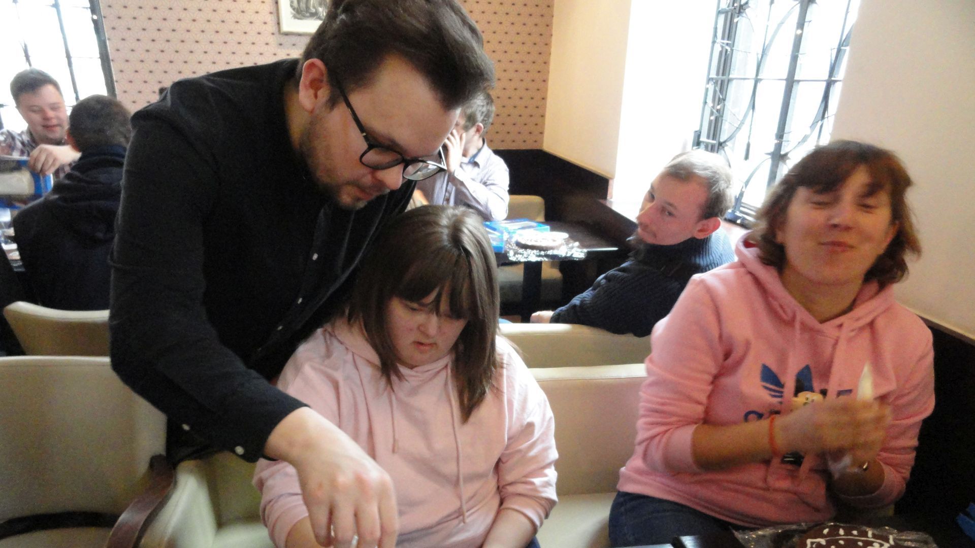 Sylwia i Agnieszka podczas warsztatów w pijalni czekolady Wedla. 