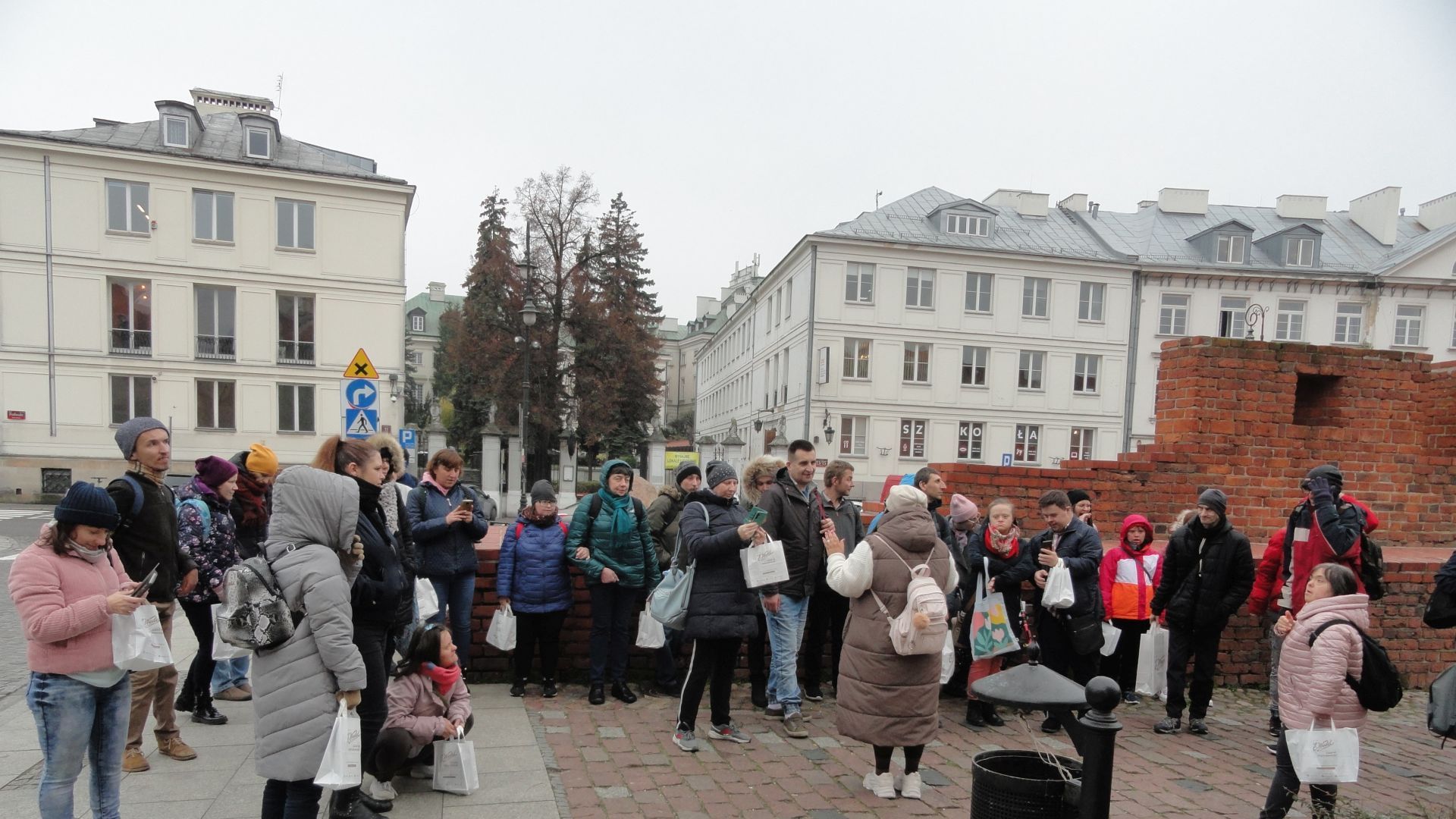 Uczestnicy zwiedzają warszawską Starówkę. 