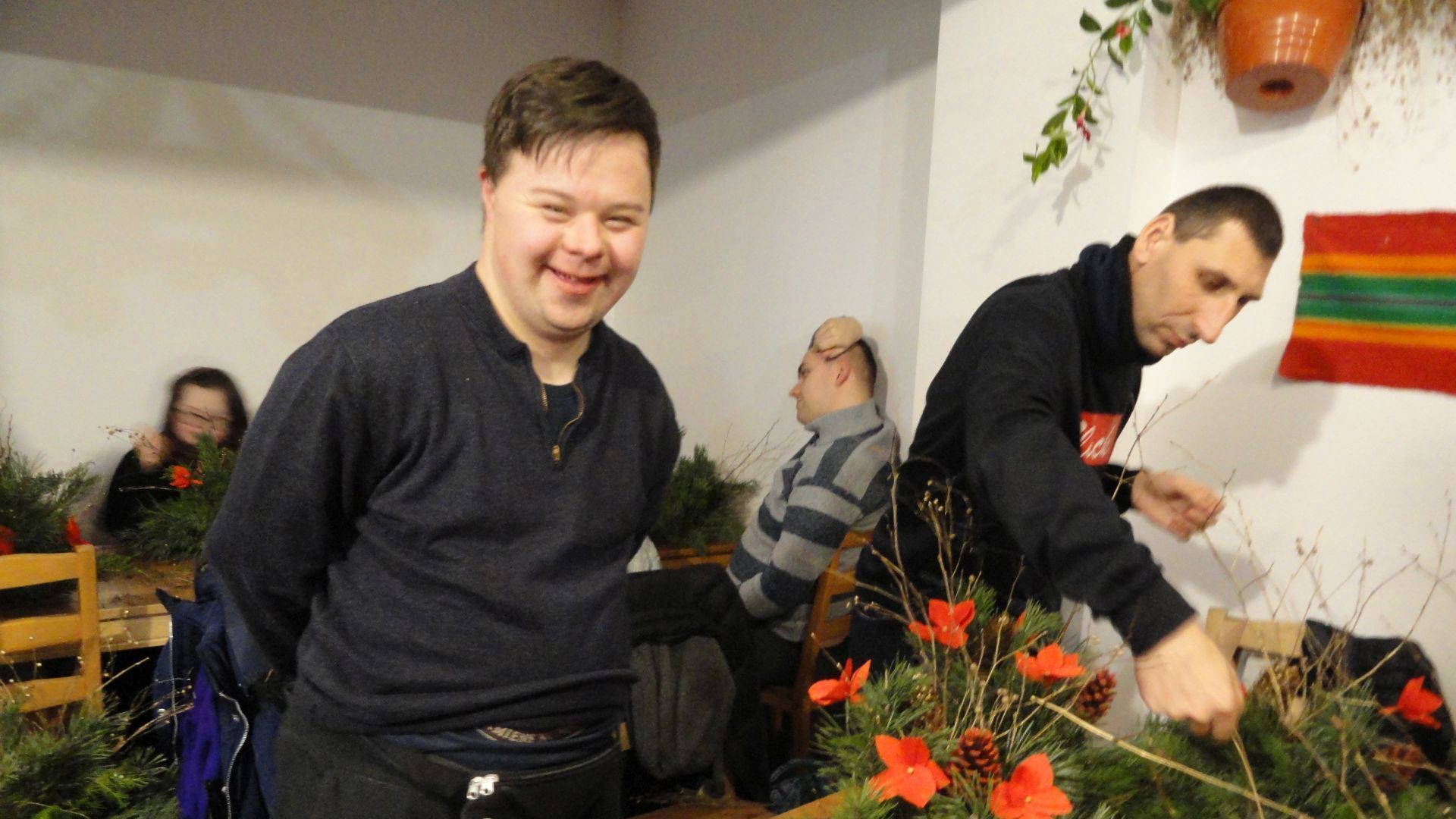 Karol O. i Sebastian C. robią stroiki świąteczne. 