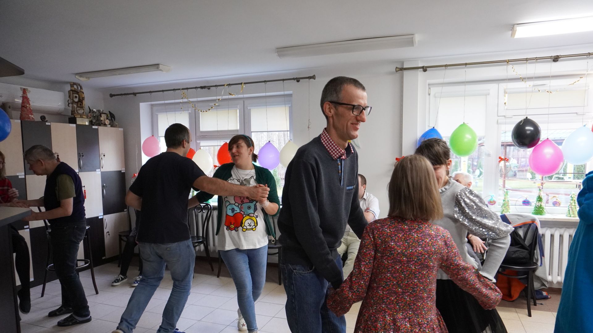 Uczestnicy tańczą podczas imprezy sylwestrowej. 