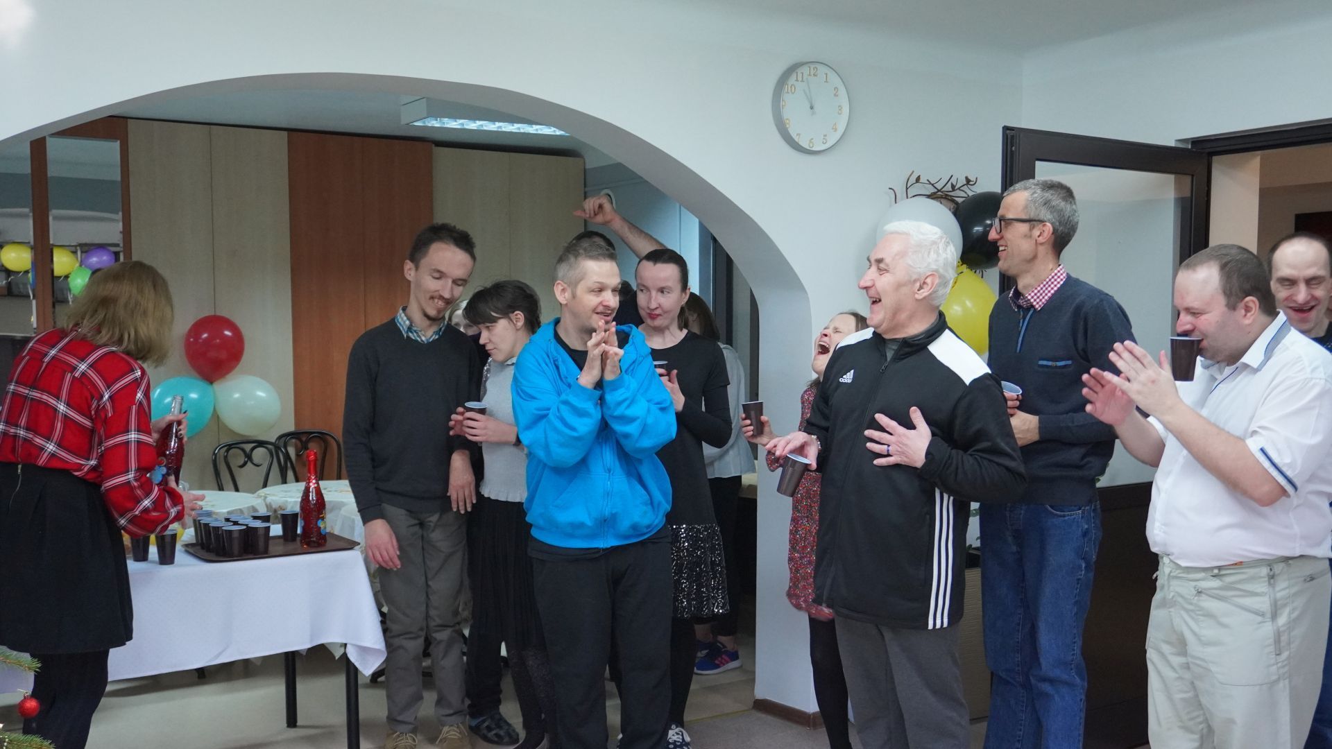 Uczestnicy w oczekiwaniu na wzniesienie toastu.