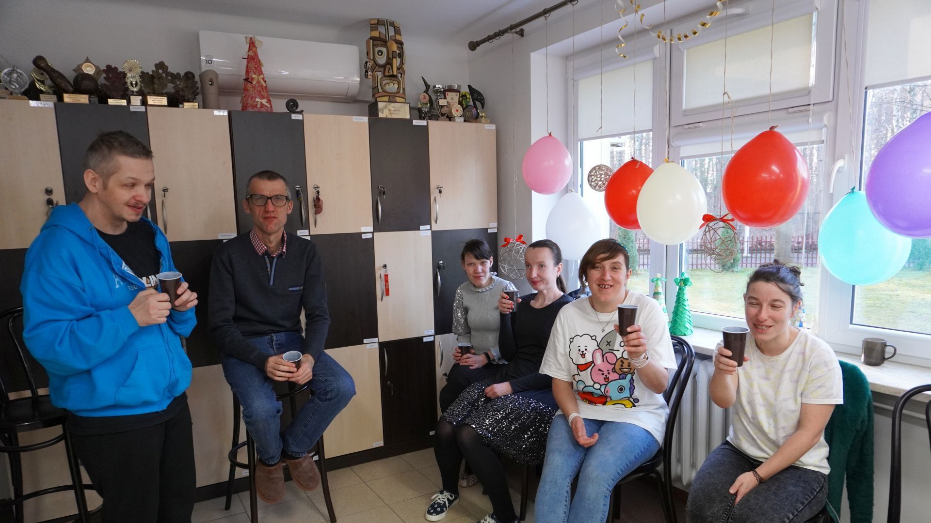 Uczestnicy piją szampana bezalkoholowego. 