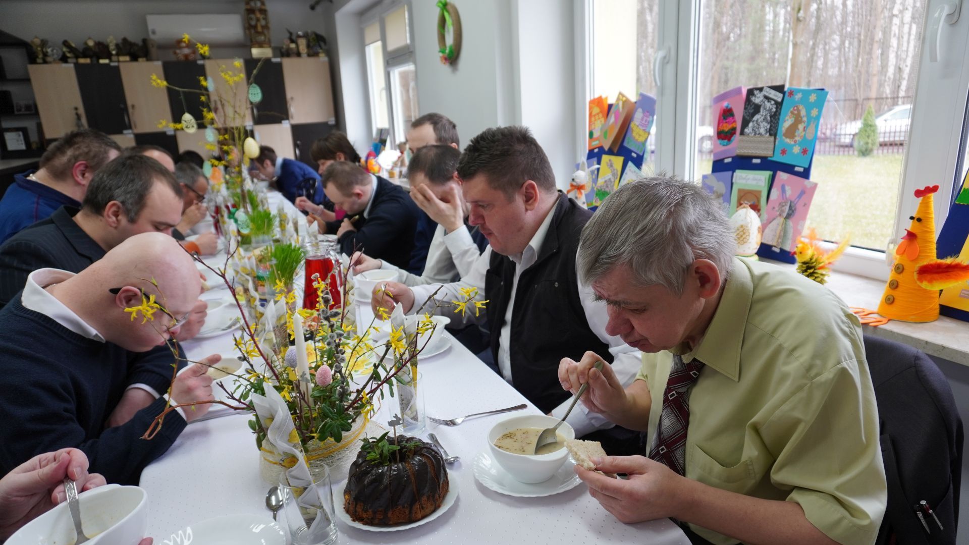 Uczestnicy próbują potraw świątecznych.