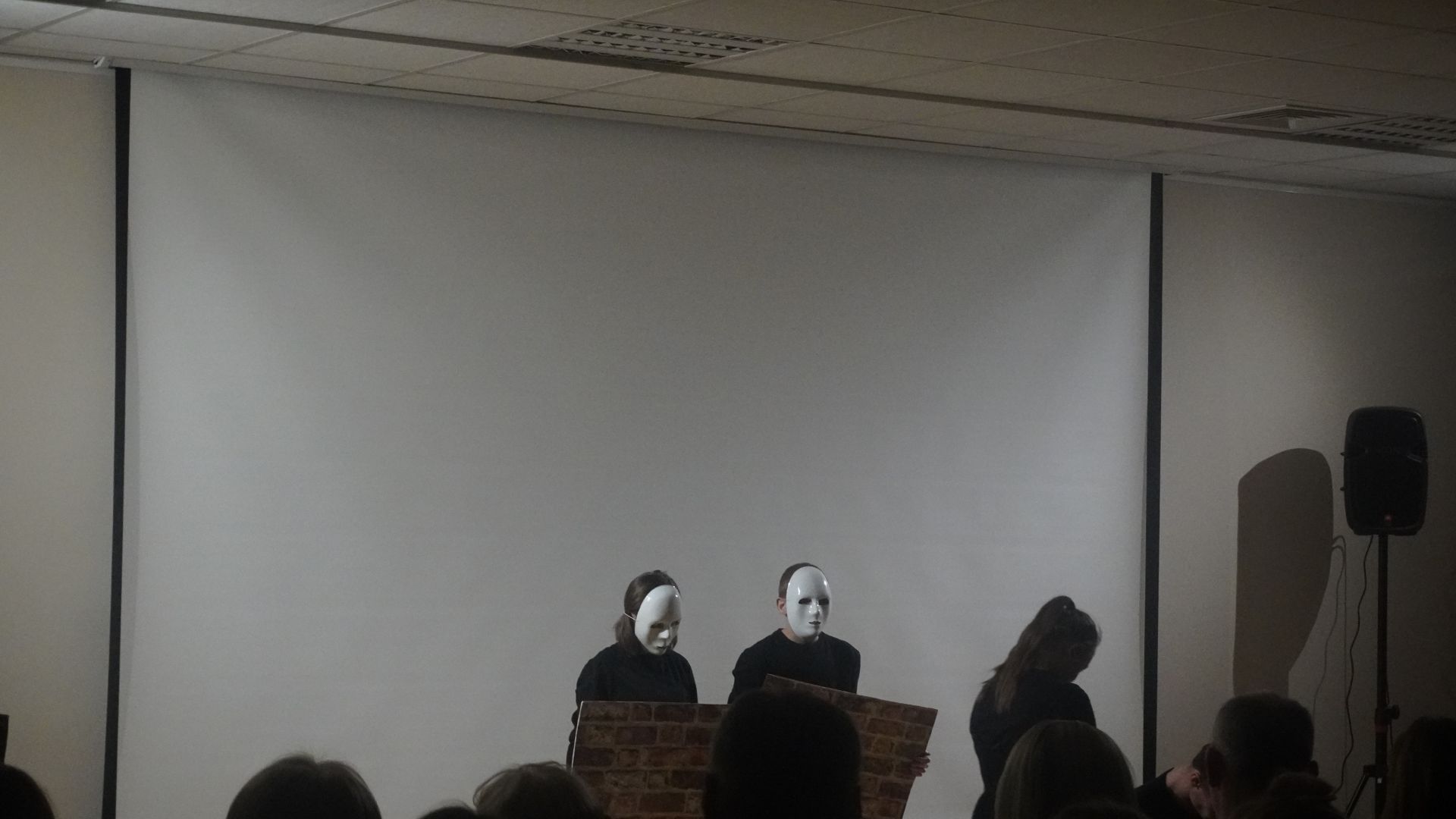 Występ grupy teatralnej z ZSS w Ignacowie podczas spotkania podsumowującego grę miejską w Miejskiej Bibliotece Publicznej w Mińsku Mazowieckim. 