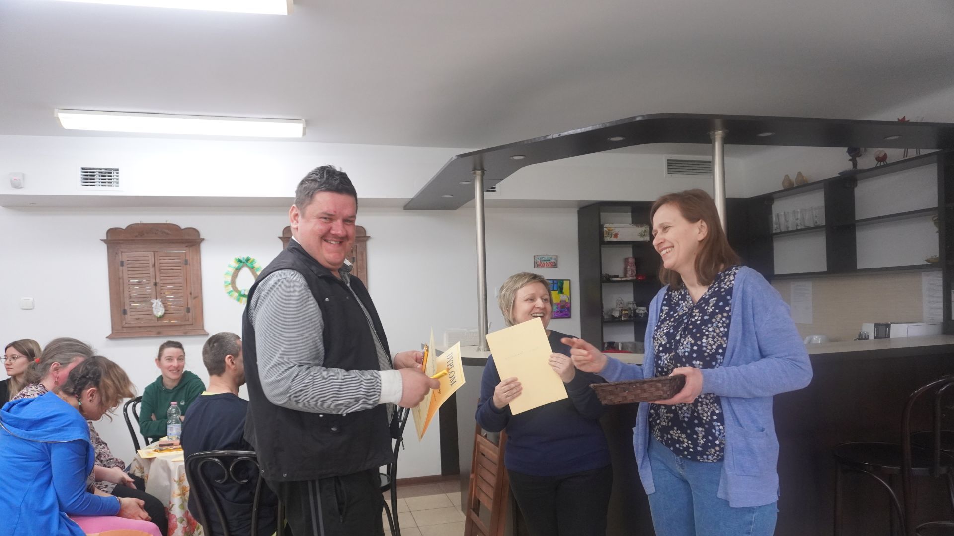 Pani Dyrektor wręcza Uczestnikowi nagrody za udział w konkursie na najładniejszą kartkę wielkanocną. 