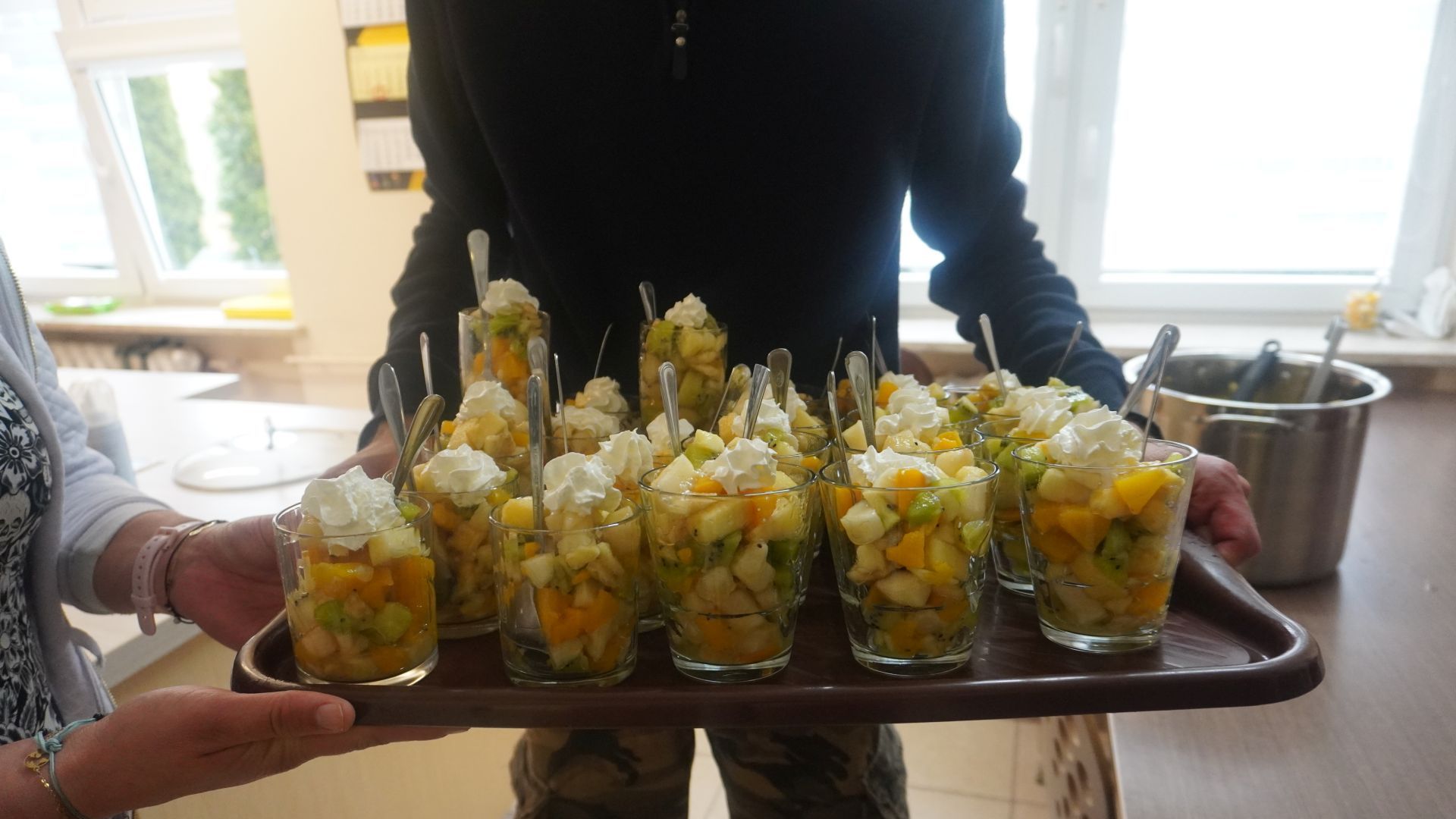Taca z deserami owocowymi przygotowanymi w pracowni kulinarnej w ramach obchodów Międzynarodowego Dnia Ziemi. 