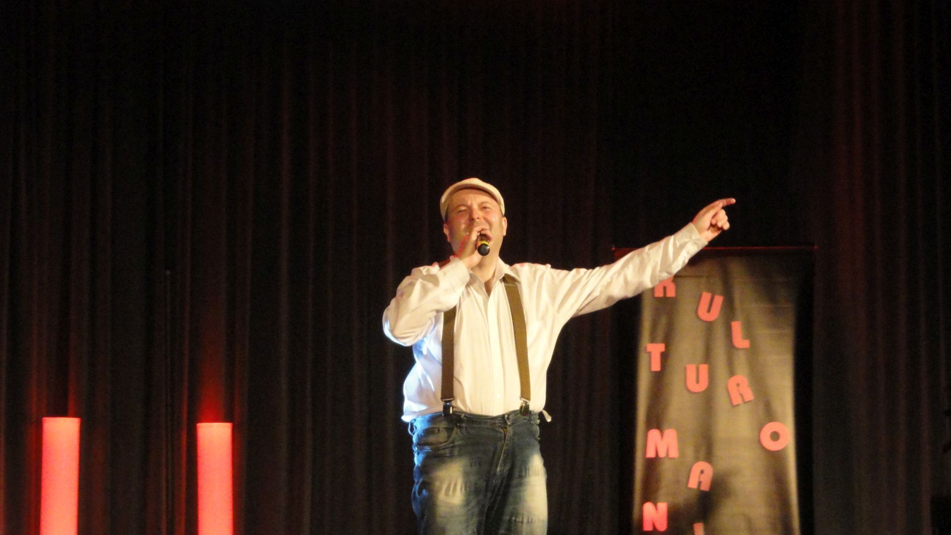 Kamil Z. występujący na scenie podczas przeglądu twórczości artystycznej Kulturomaniak.