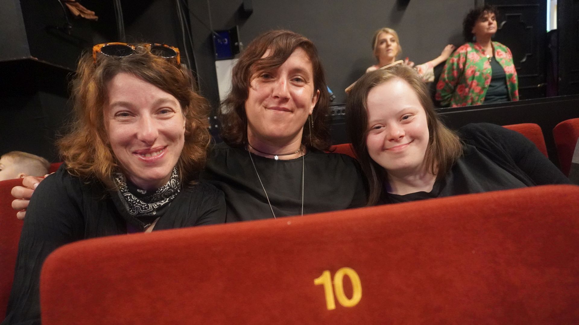 Justyna, Agnieszka i Marta siedzące na widowni.