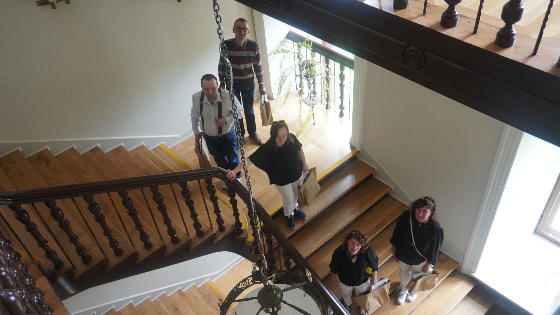 Uczestnicy PŚDS schodzą po schodach w Miejskim Domu Kultury w Mińsku Mazowieckim.