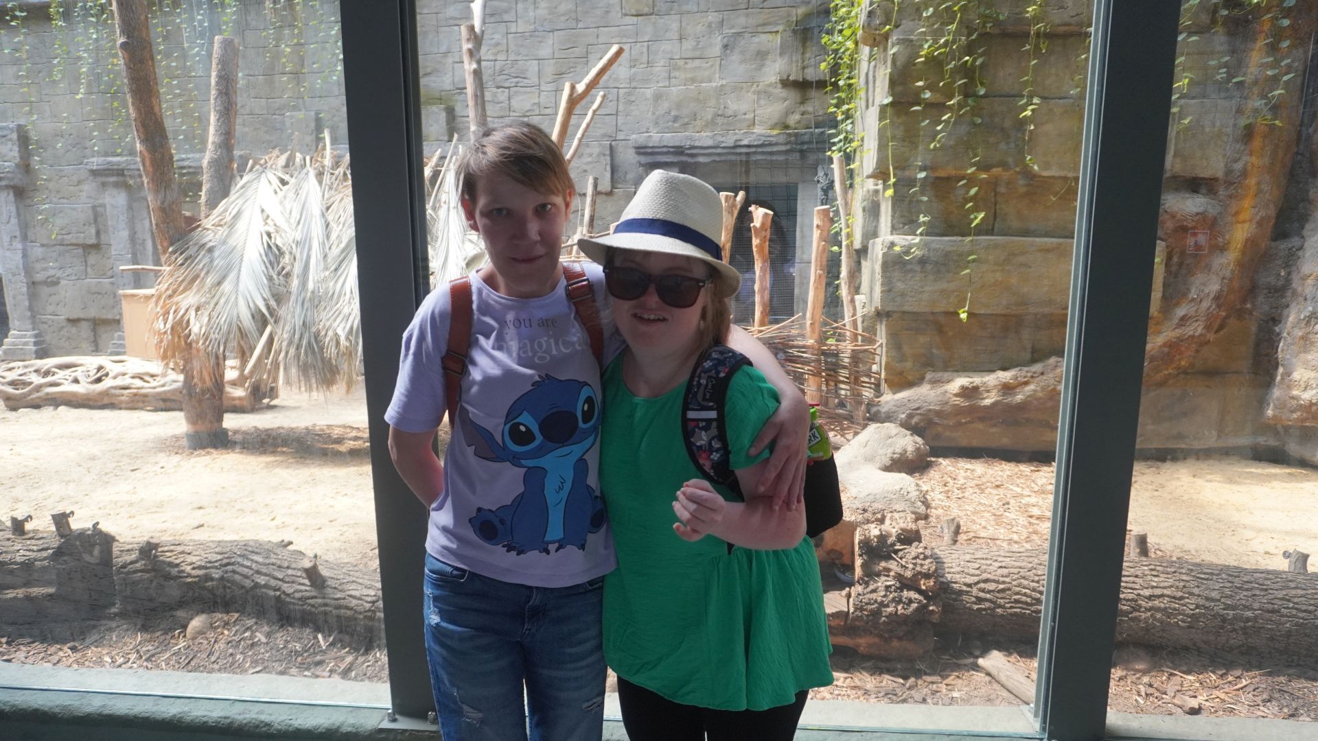 Uczestniczki Małgosia i Marta pozują razem do zdjęcia w łódzkim Zoo.