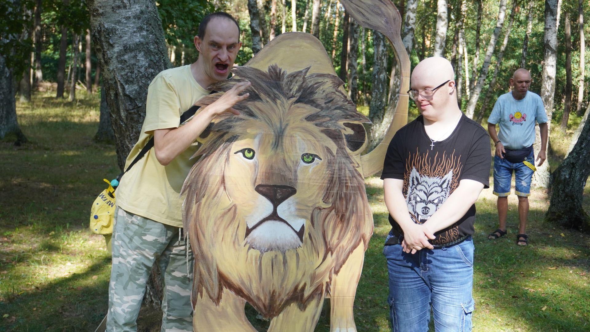 Dwóch Uczestników pozuje do zdjęcia przy figurze lwa podczas imprezy ''Safari w Jedlinie''.