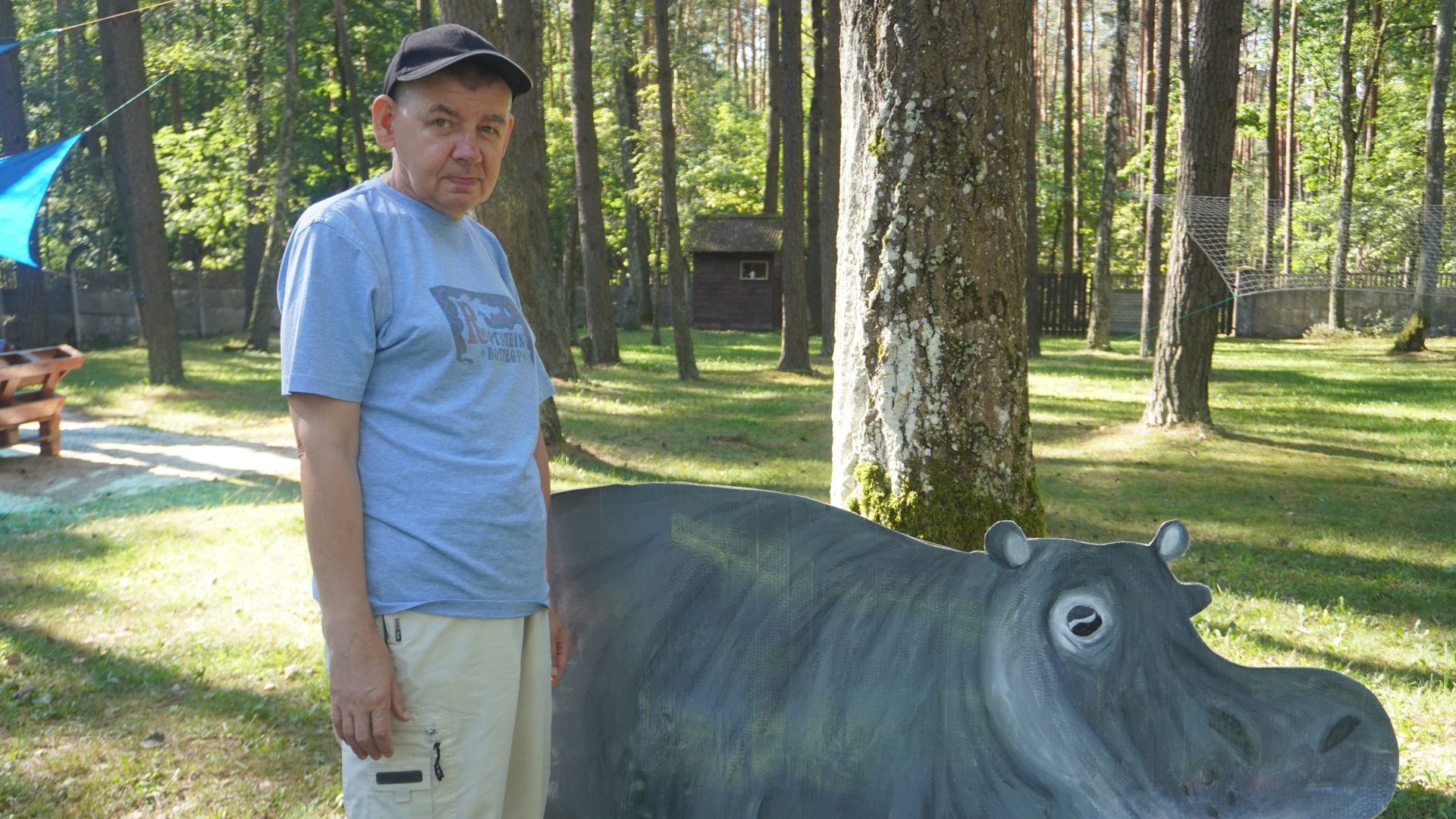 Uczestnik pozuje do zdjęcia przy figurze hipopotama podczas imprezy ''Safari w Jedlinie''.