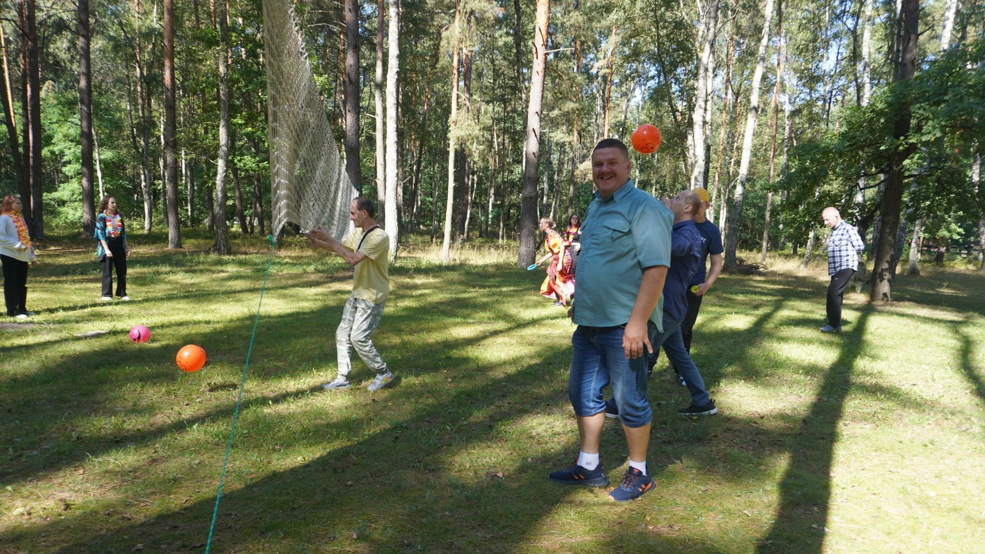 Uczestnik gra w piłkę podczas imprezy ''Safari w Jedlinie''.
