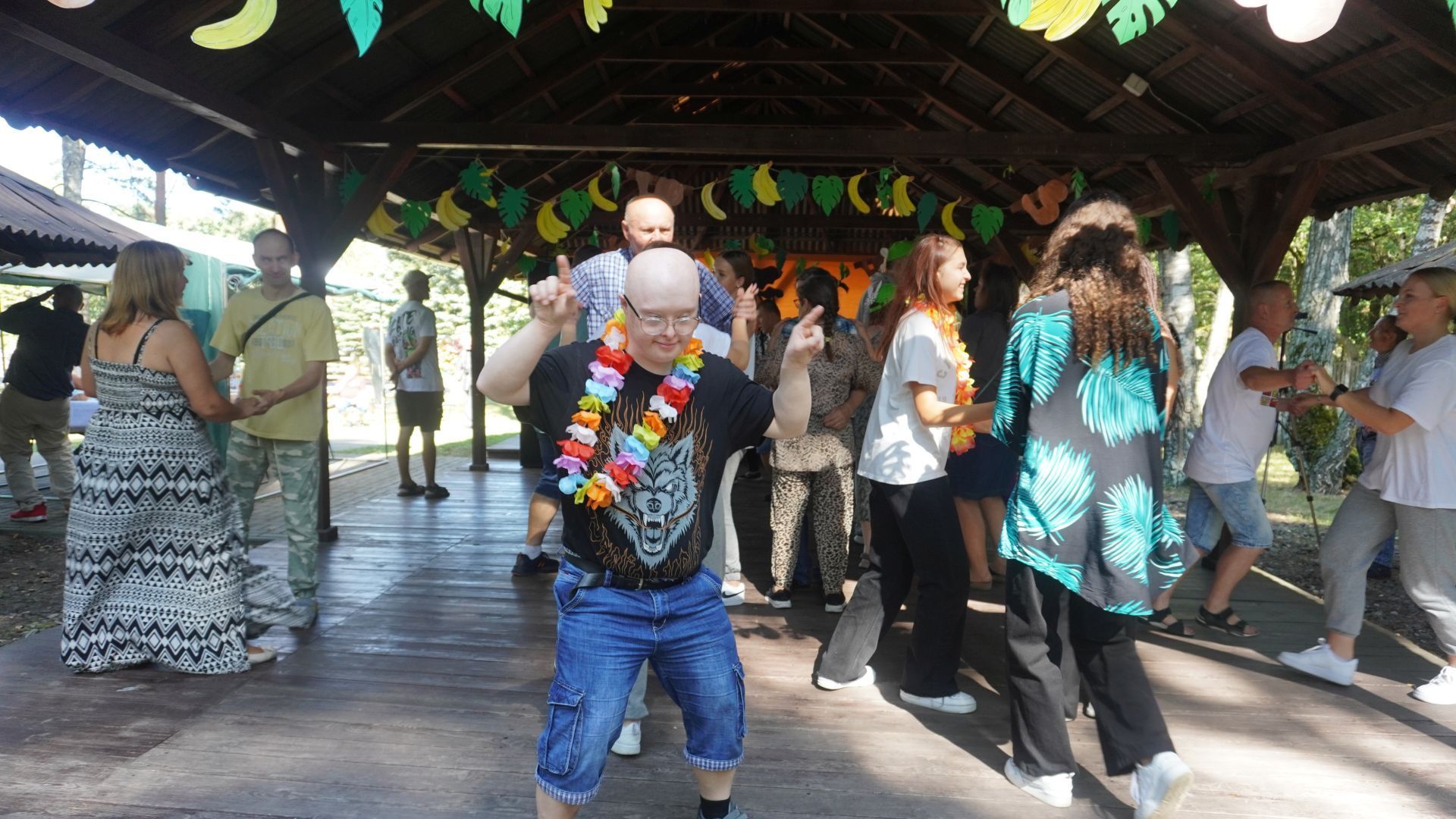 Uczestnik tańczy podczas imprezy ''Safari w Jedlinie''.