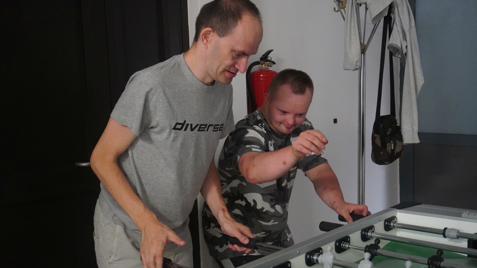 Darek i Paweł grają w jednej drużynie w piłkarzyki stołowe podczas turnieju.