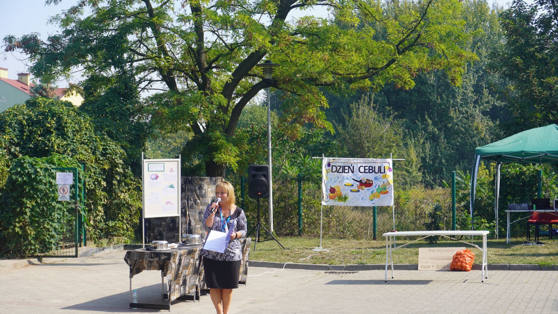 Otwarcie imprezy ''Dzień Cebuli''' przez panią  Małgorzatę Chwedoruk - dyrektora ŚDS w Siedlcach.