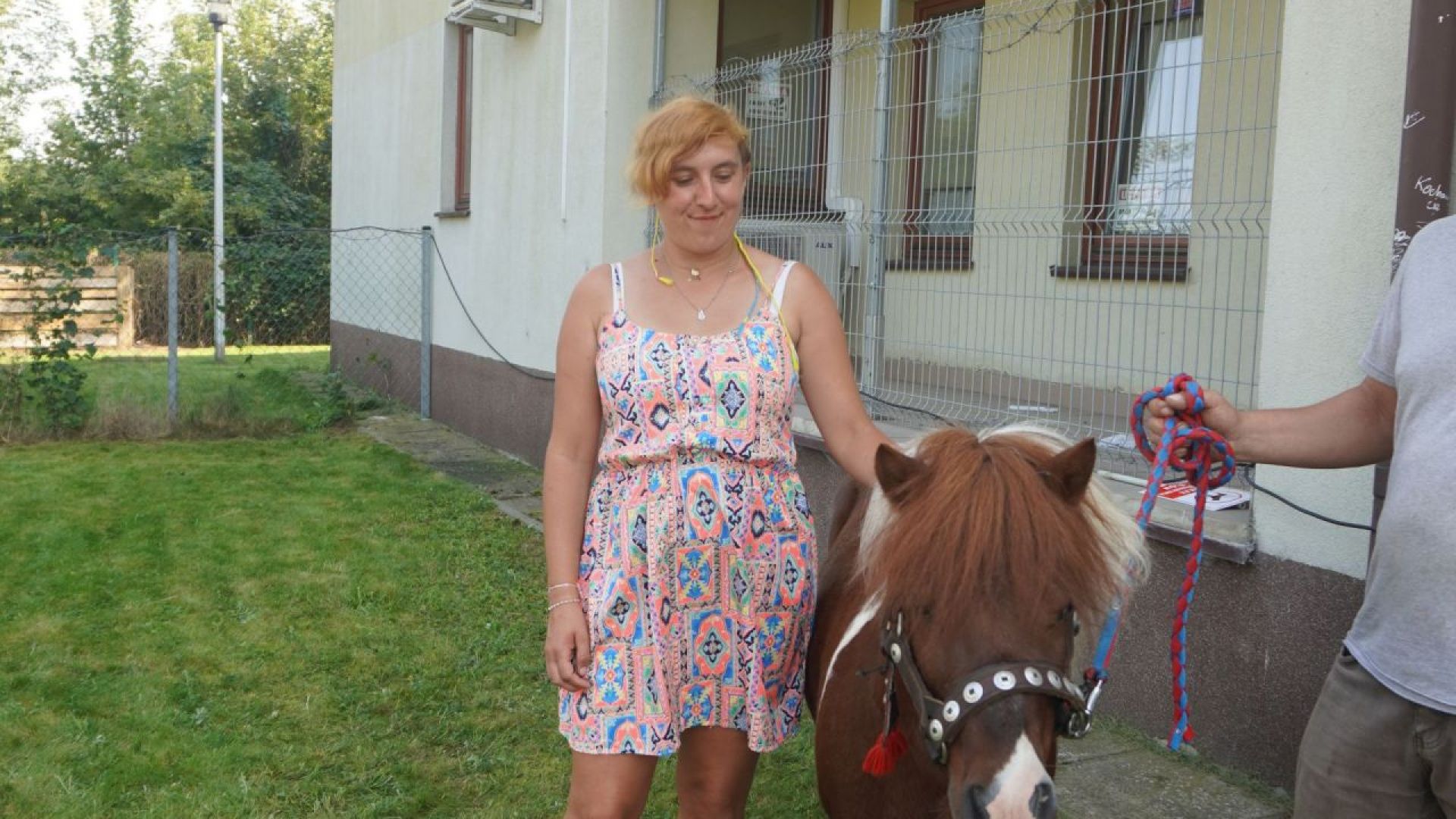 Agnieszka pozuje do zdjęcia z kucykiem.