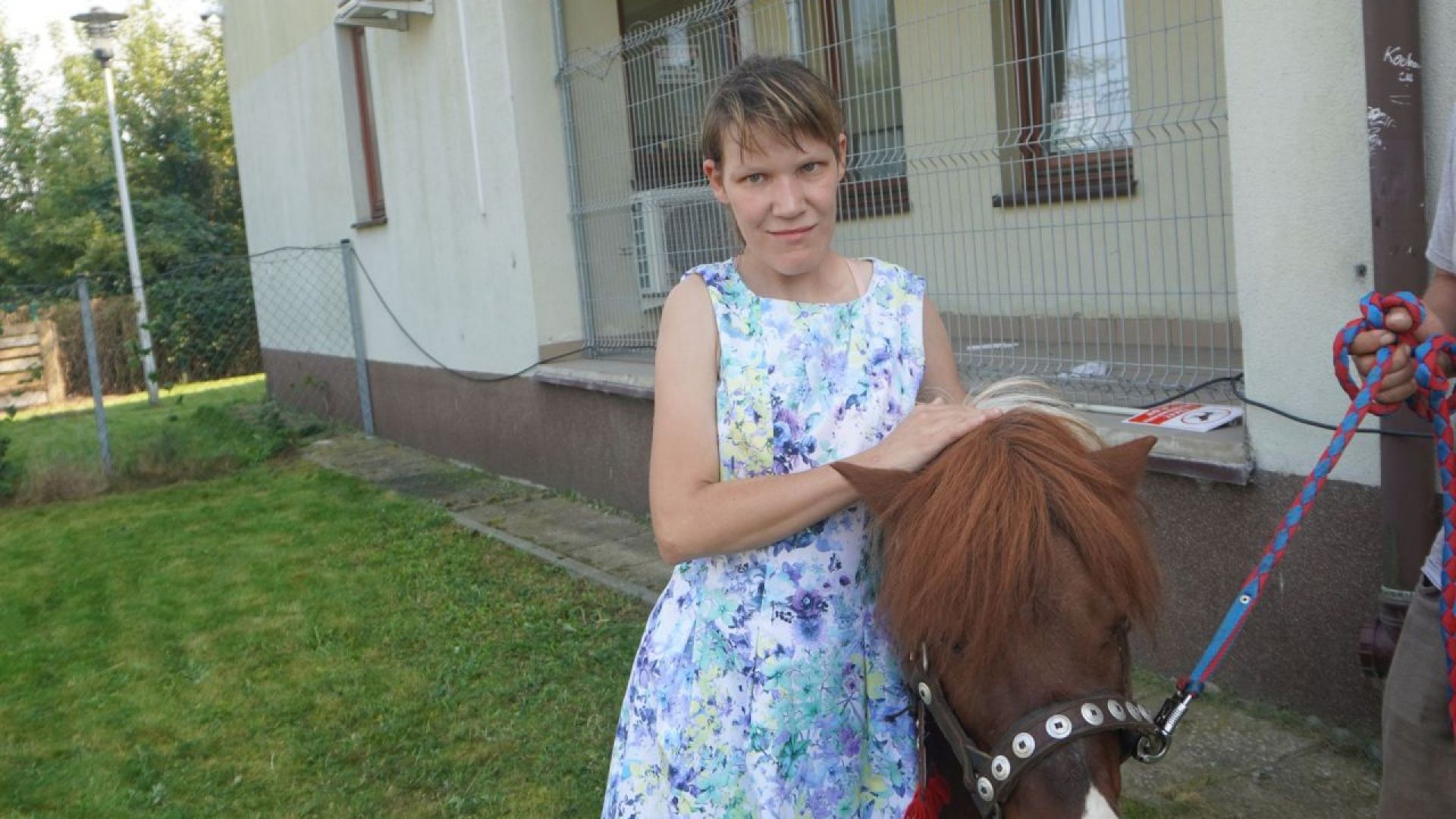 Małgosia pozuje do zdjęcia z kucykiem.