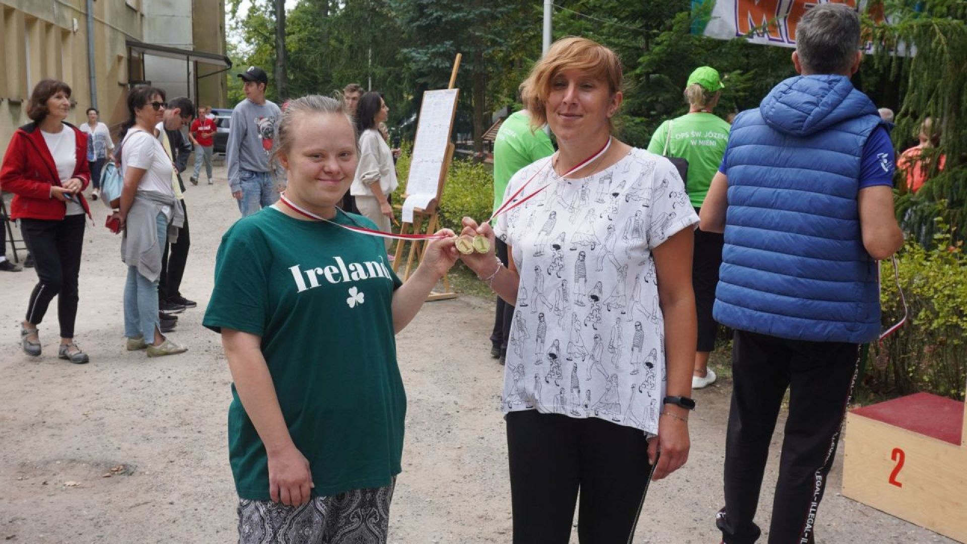 Uczestniczki pozują do zdjęcia z medalami, które zdobyły podczas XXIV Powiatowych Jesiennych Biegów Przełajowych w Ignacowie.