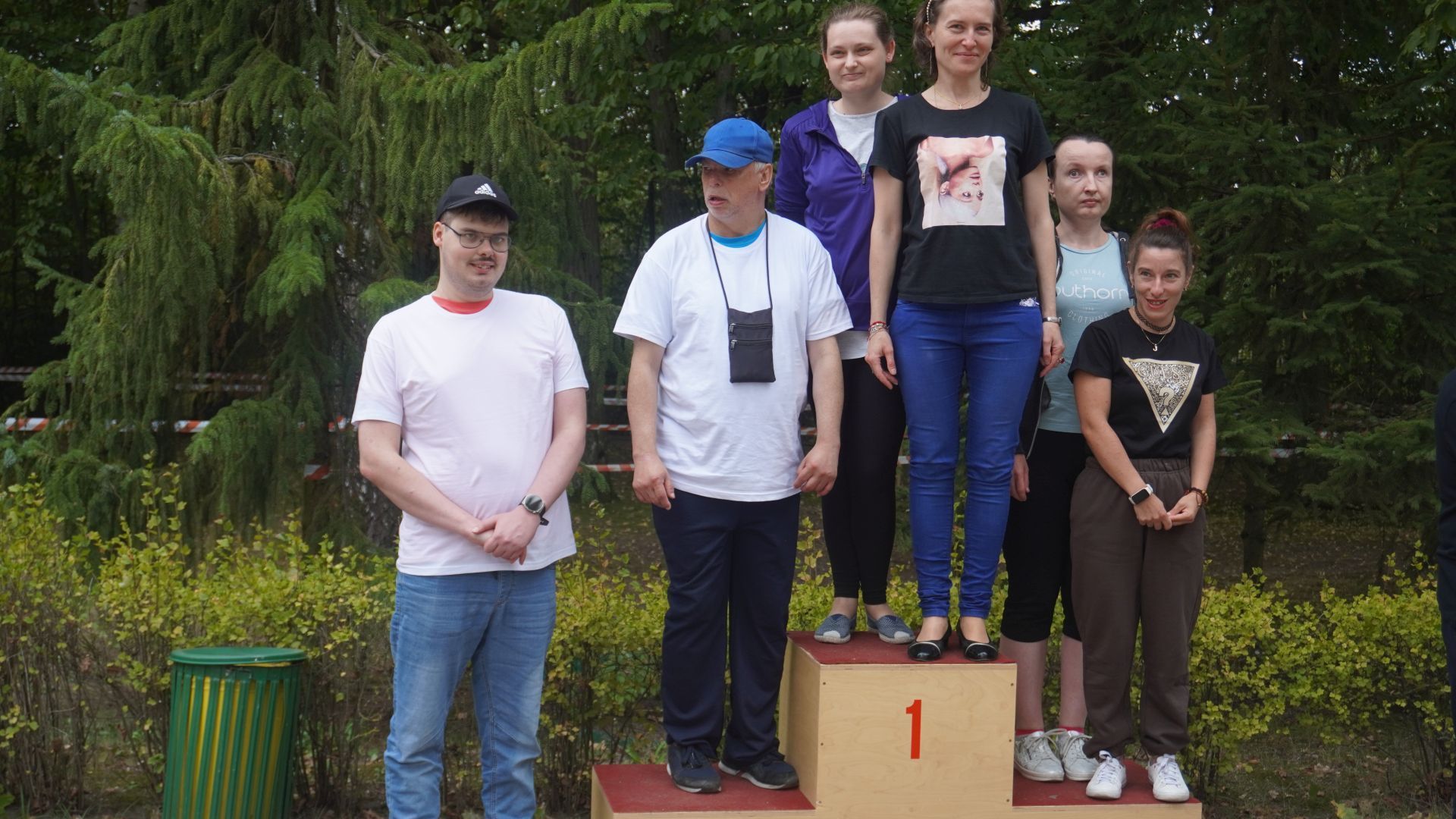 Zawodnicy grający w piłkarzyki stołowe stoją na podium.