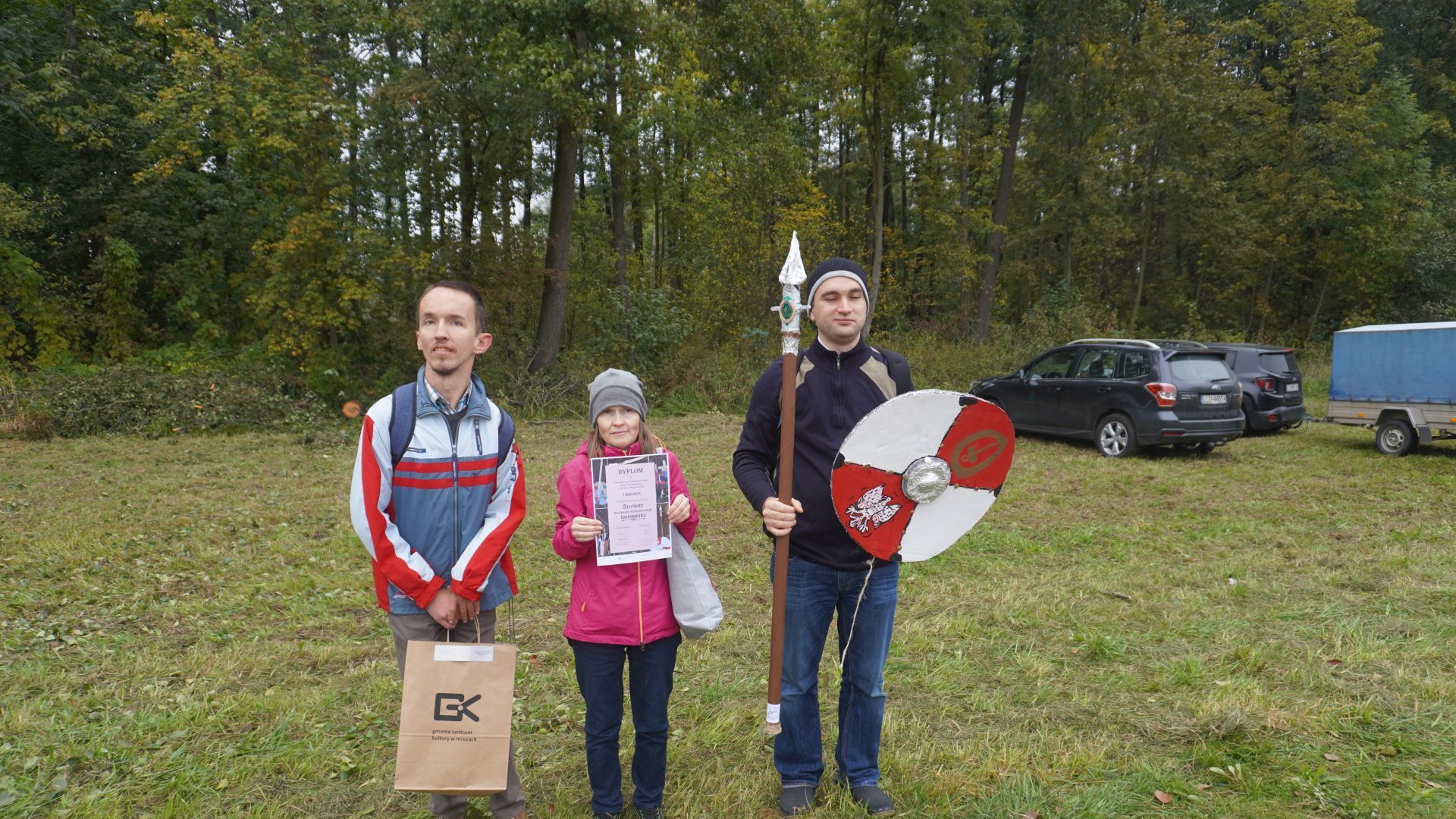 Uczestnicy pozują do zdjęcia z dyplomem za zajęcie I miejsca w Wojewódzkim Konkursie Plastycznym ''Atrybuty wczesnośredniowiecznego wojownika'' w kategorii rodzinnej i międzypokoleniowej.