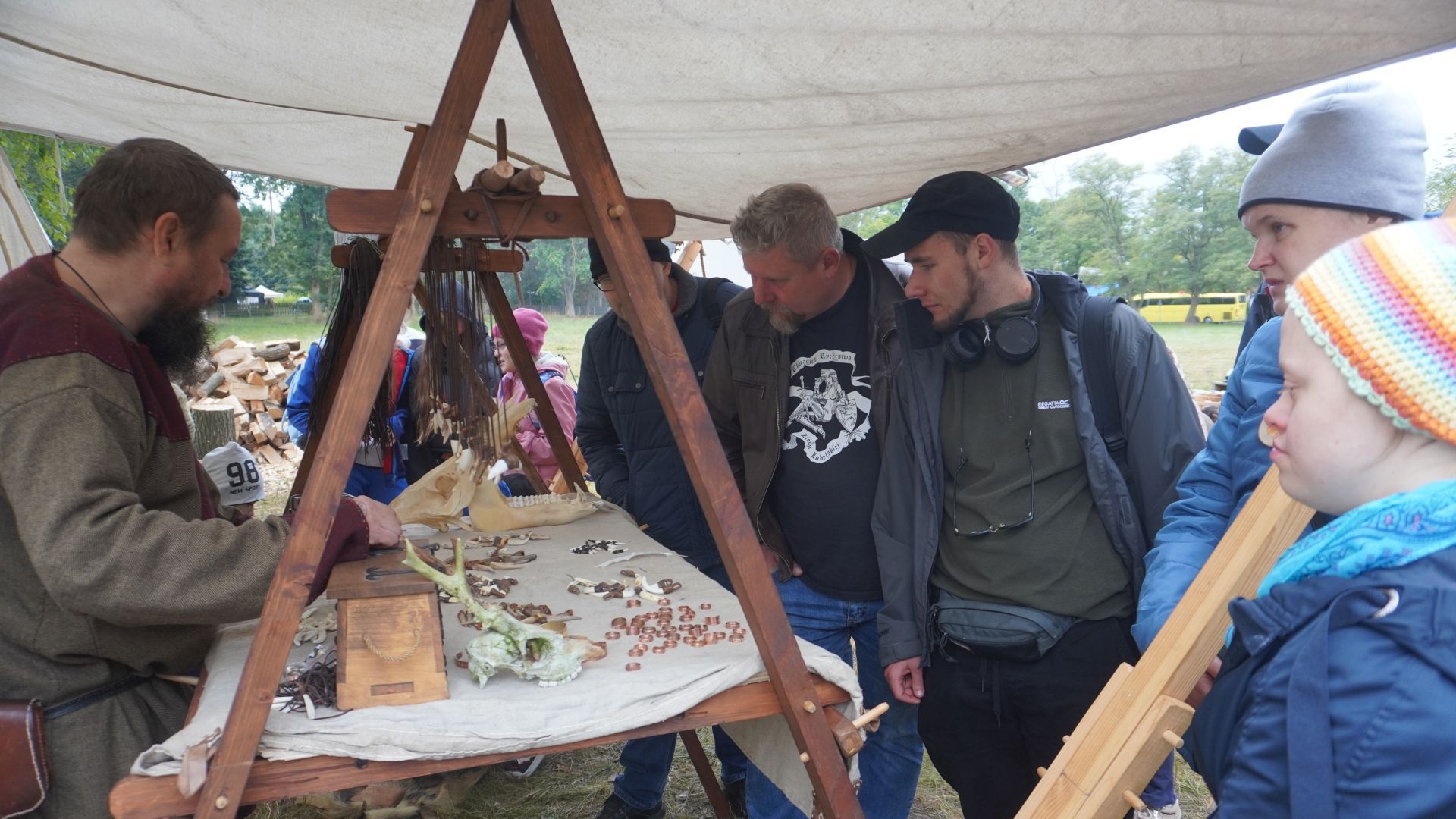 Uczestnicy oglądają biżuterię na wystawie podczas IV Festynu Archeologicznego w Mrozach.